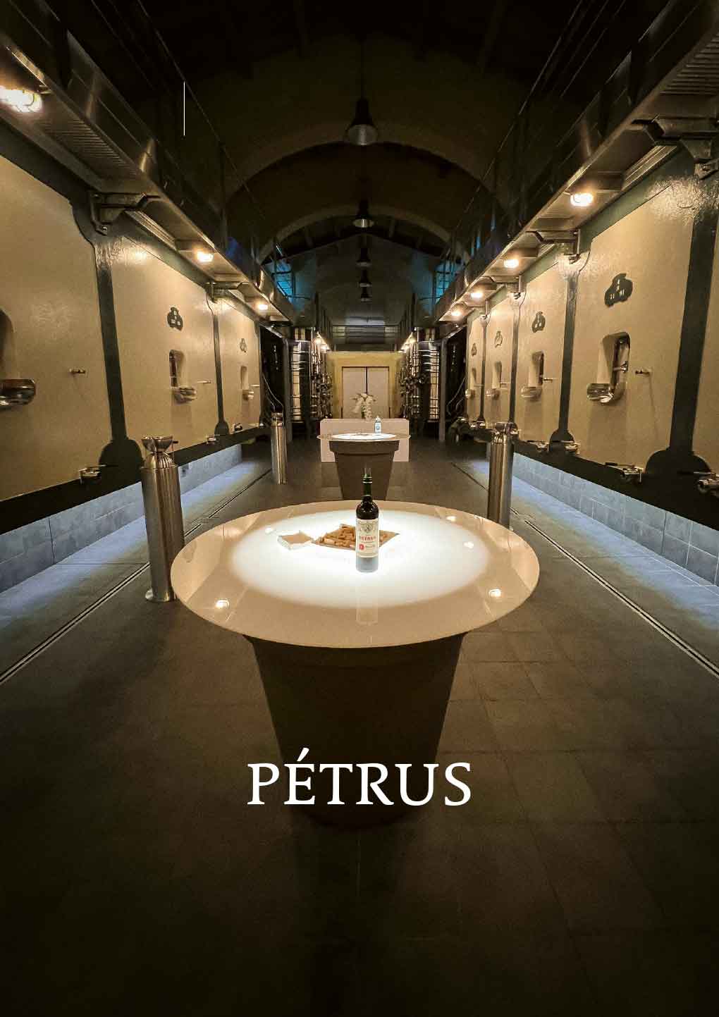Das Bild zeigt den Keller des Weinguts Petrus im Bordeaux.